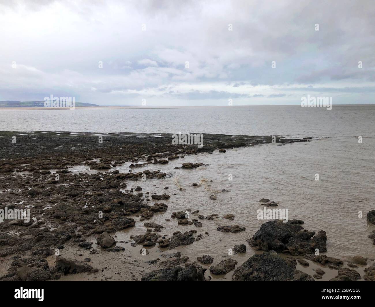 Le isole Hilbre (/ˈhɪlbriː/ HIL-bree) sono un arcipelago costituito da tre isole alla foce dell'estuario del fiume Dee, a questo punto il confine tra Inghilterra e Galles. Le isole fanno parte amministrativamente del Metropolitan Borough di Wirral. Sono una riserva naturale locale e si trovano all'interno del sito dell'estuario di particolare interesse scientifico. Foto Stock