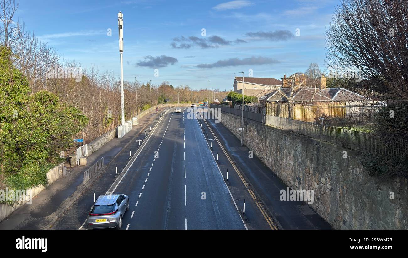 Lanark Road a Edimburgo. Strada cittadina in Scozia con strade ed edifici in una giornata di sole Foto Stock