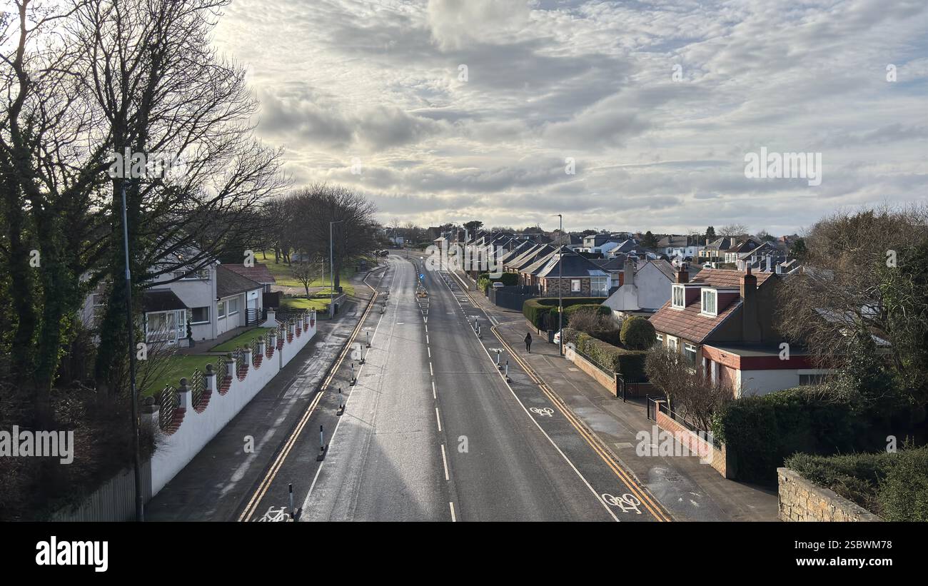 Lanark Road a Edimburgo. Strada cittadina in Scozia con strade ed edifici in una giornata di sole Foto Stock