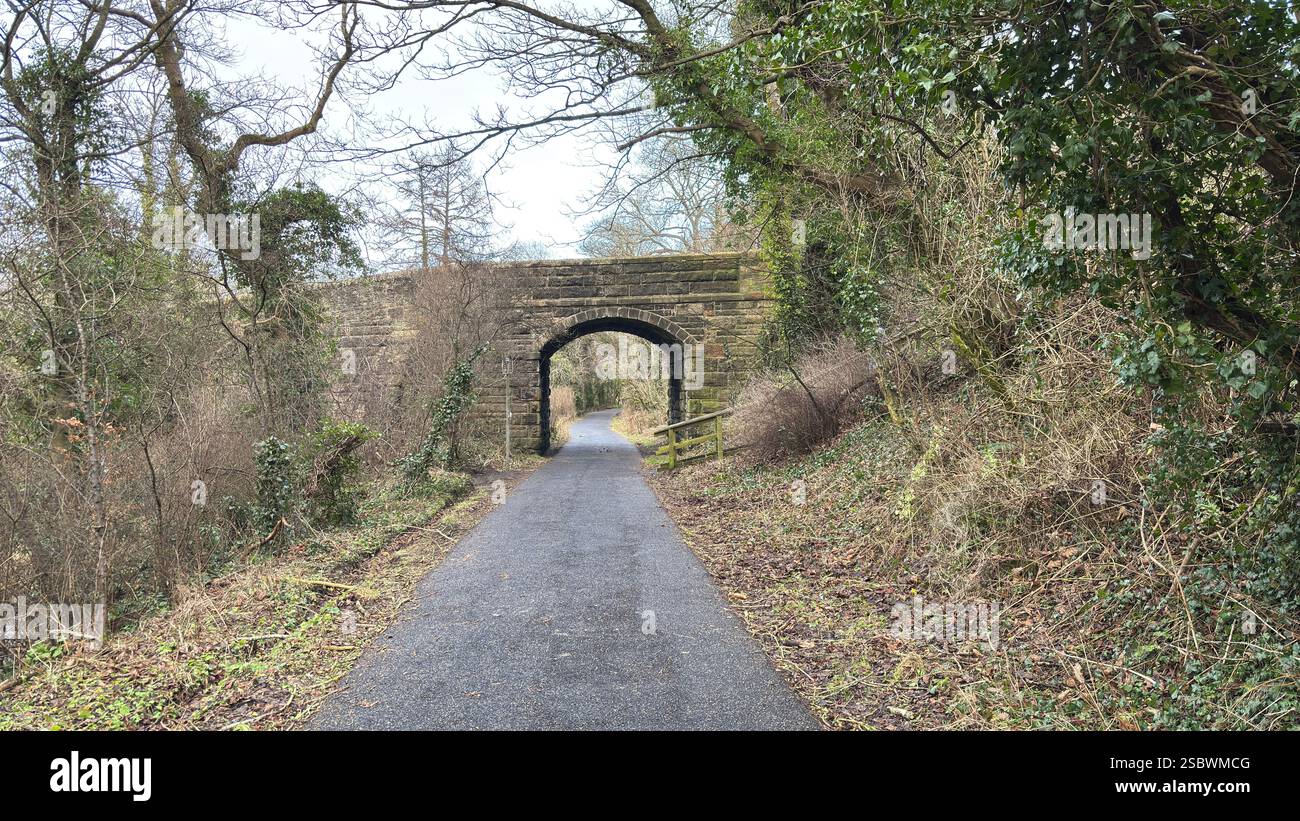 Vecchi ponti ferroviari su una pista ciclabile in periferia. Edimburgo, Scozia. Il paesaggio della pista ciclabile è vecchio Foto Stock