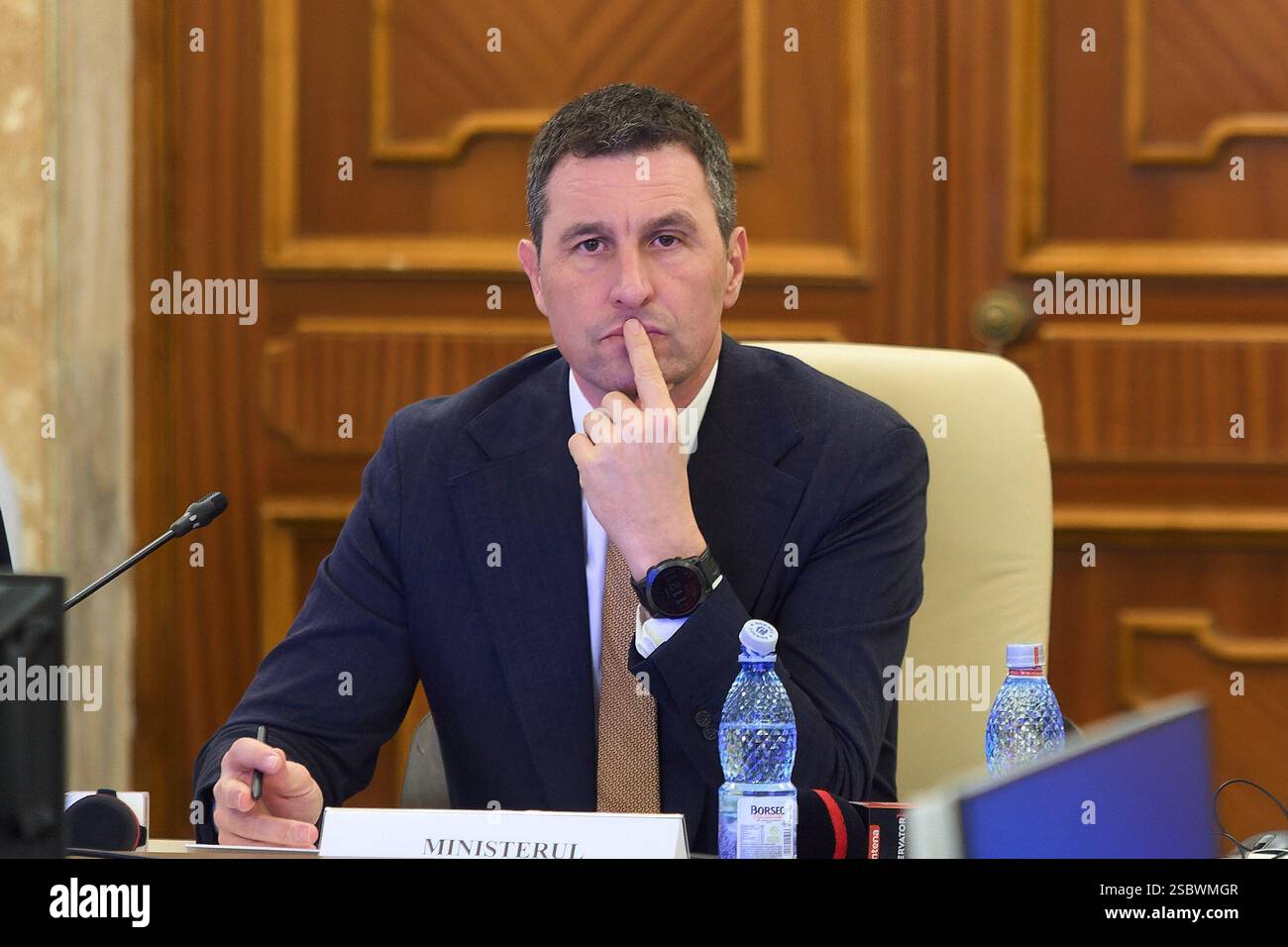 Bucarest, Romania. 4 febbraio 2025: Tanczos Barna, Vice primo Ministro, Ministro delle Finanze, partecipa alle riunioni dei comitati per il bilancio e le finanze del Parlamento rumeno, riuniti per discutere il bilancio 2025. Crediti: Lucian Alecu/Alamy Live News Foto Stock