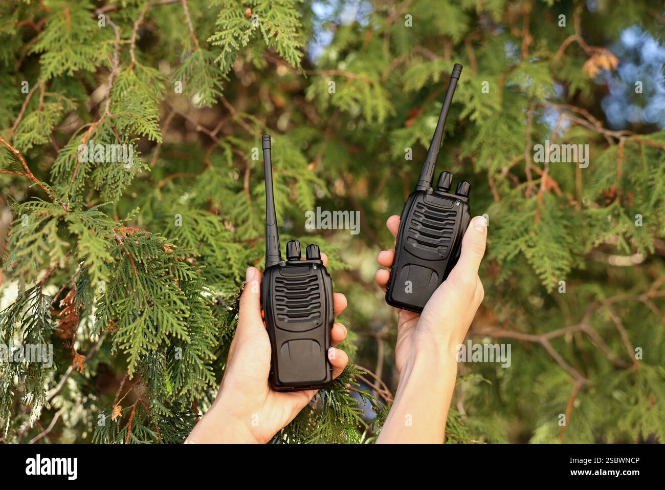 Donna con walkie talkie al parco, primo piano Foto Stock