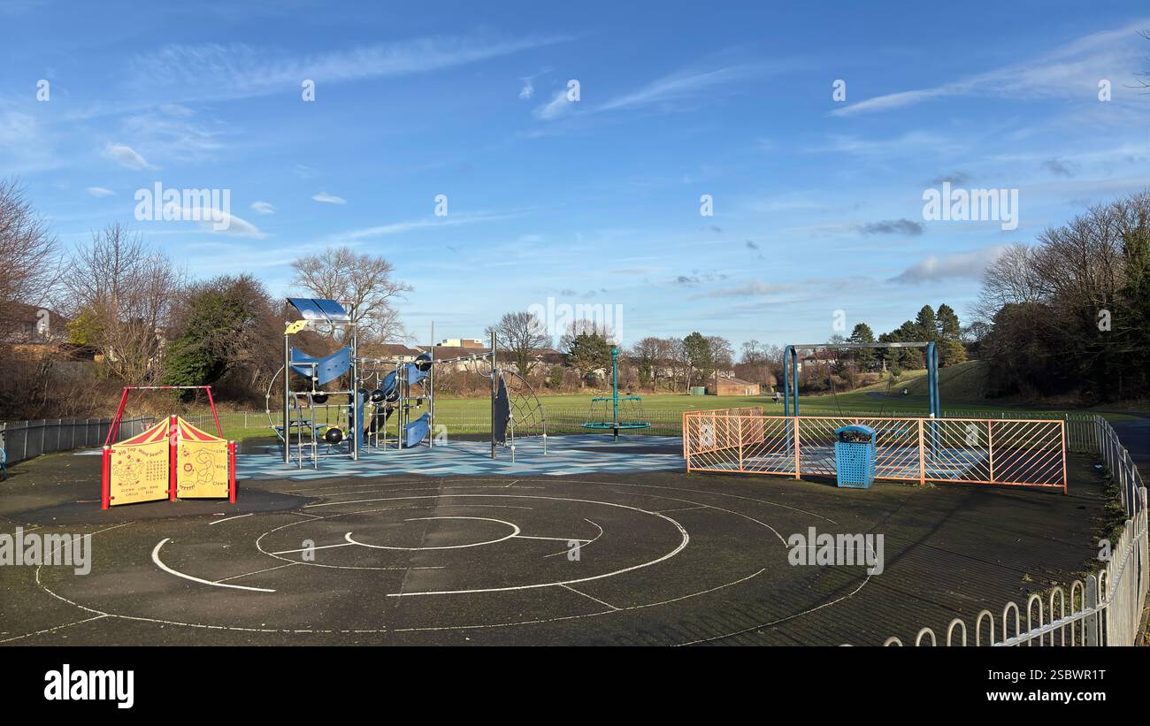 Redhall Park a Edimburgo, Scozia. Spazio aperto in erba e parco giochi con campi. Parco pubblico. - Immagine stock catturata con smartphone