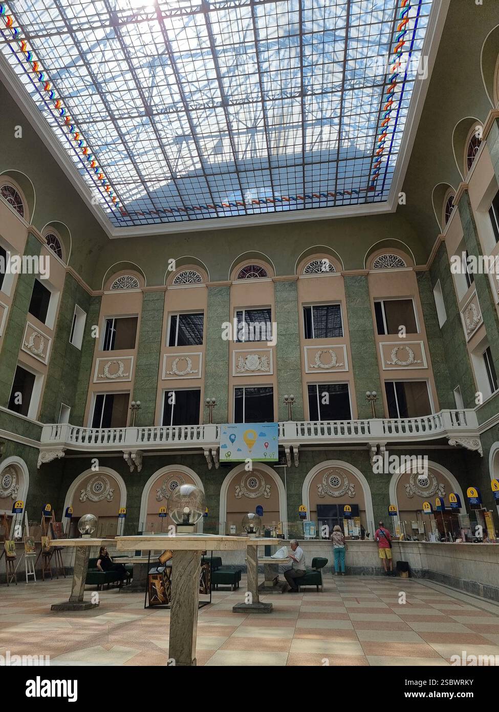 Sala interna dell'ufficio postale principale di Odesa / Odessa, Ucraina, con soffitto in vetro - Immagine stock catturata con smartphone