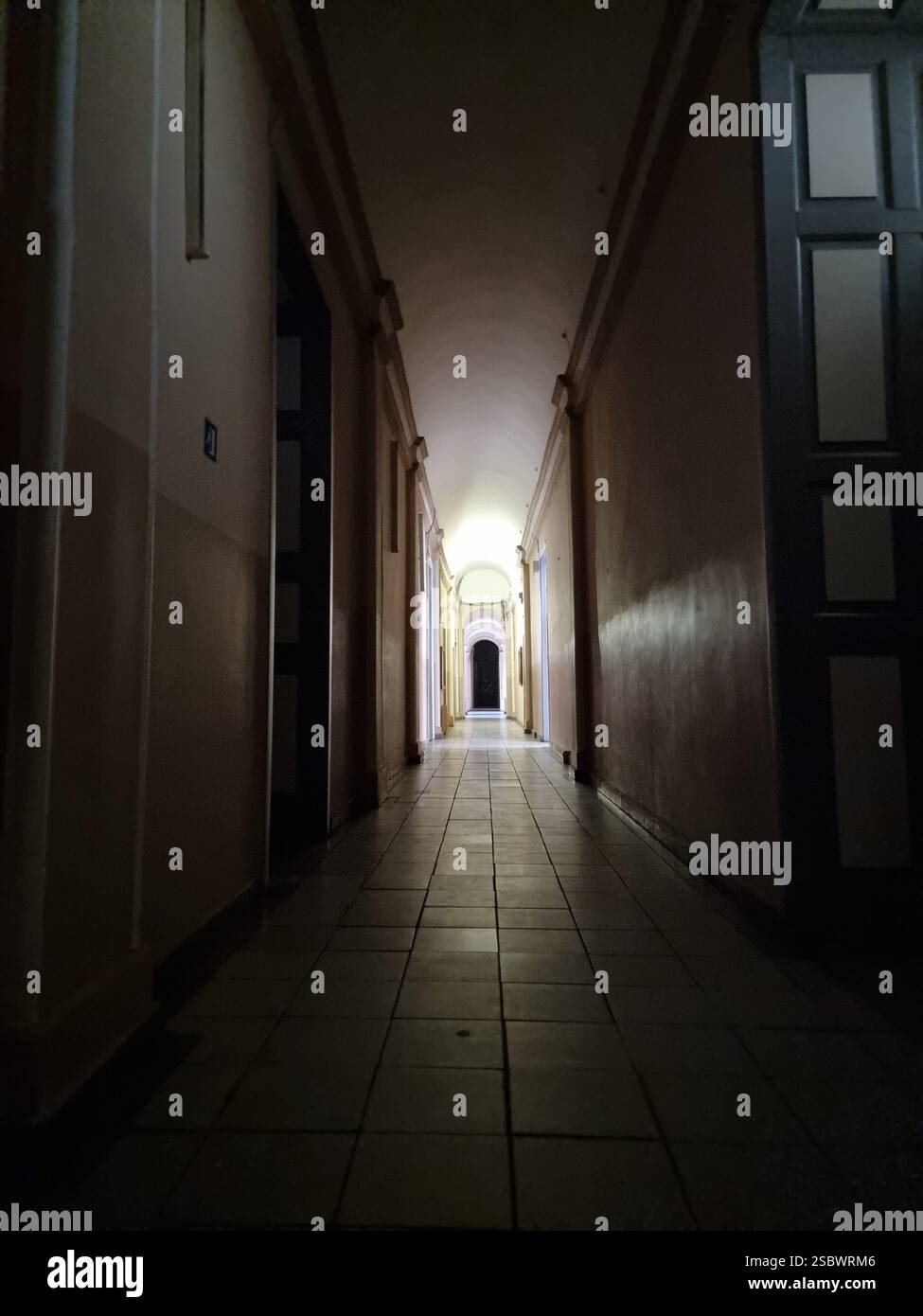 Vista attraverso un corridoio scuro con luce alla fine, nell'edificio principale dell'Università Nazionale di Odesa I. I. Mechnykov (Università Nazionale di Odesa, ONU) - Immagine stock catturata con smartphone