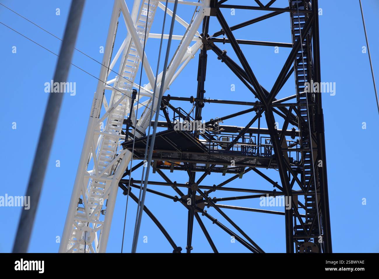la stazione di lancio della zipline si trova in alto sopra la sovrastruttura del ponte in acciaio, contro il cielo azzurro e limpido Foto Stock