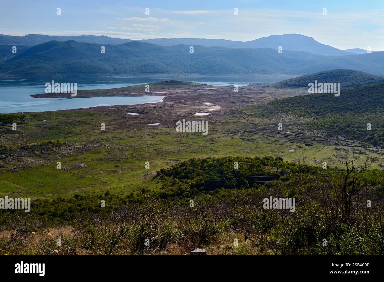Montagne e pascoli verdi pianura intorno al fiume Trebisnjica, affluente del lago Bileca in Bosnia ed Erzegovina Foto Stock