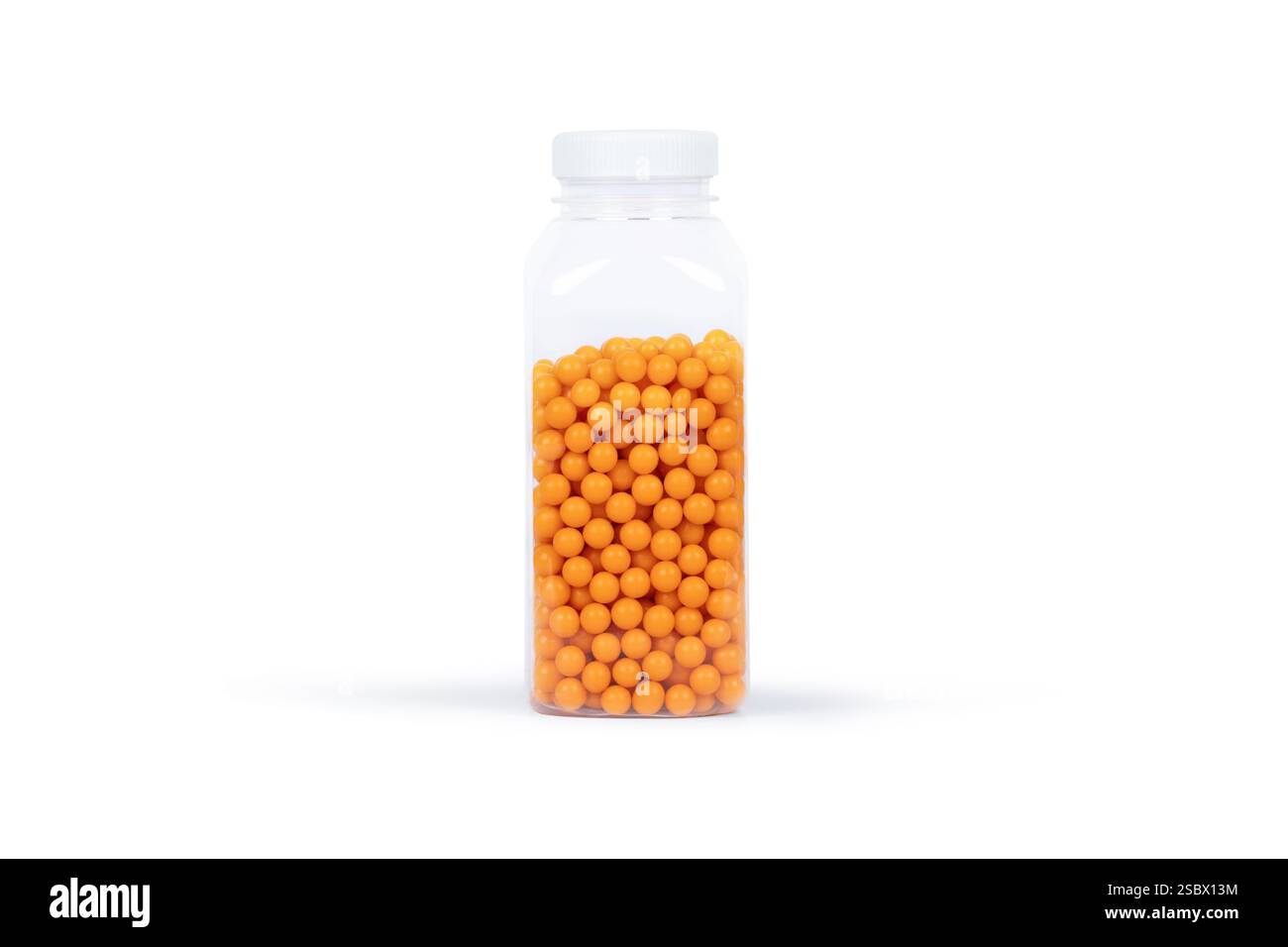 Contenitore in plastica trasparente riempito con perle di zucchero d'arancia: Fotografia minimalista STILL Life degli spruzzini decorativi per la cottura Foto Stock