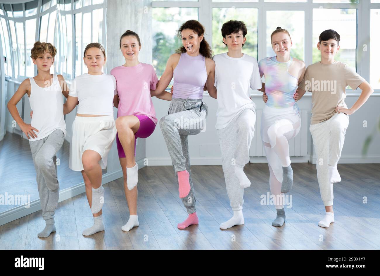 I giovani ballerini imparano a ballare la danza popolare greca sirtaki e la danza popolare irlandese jig Foto Stock