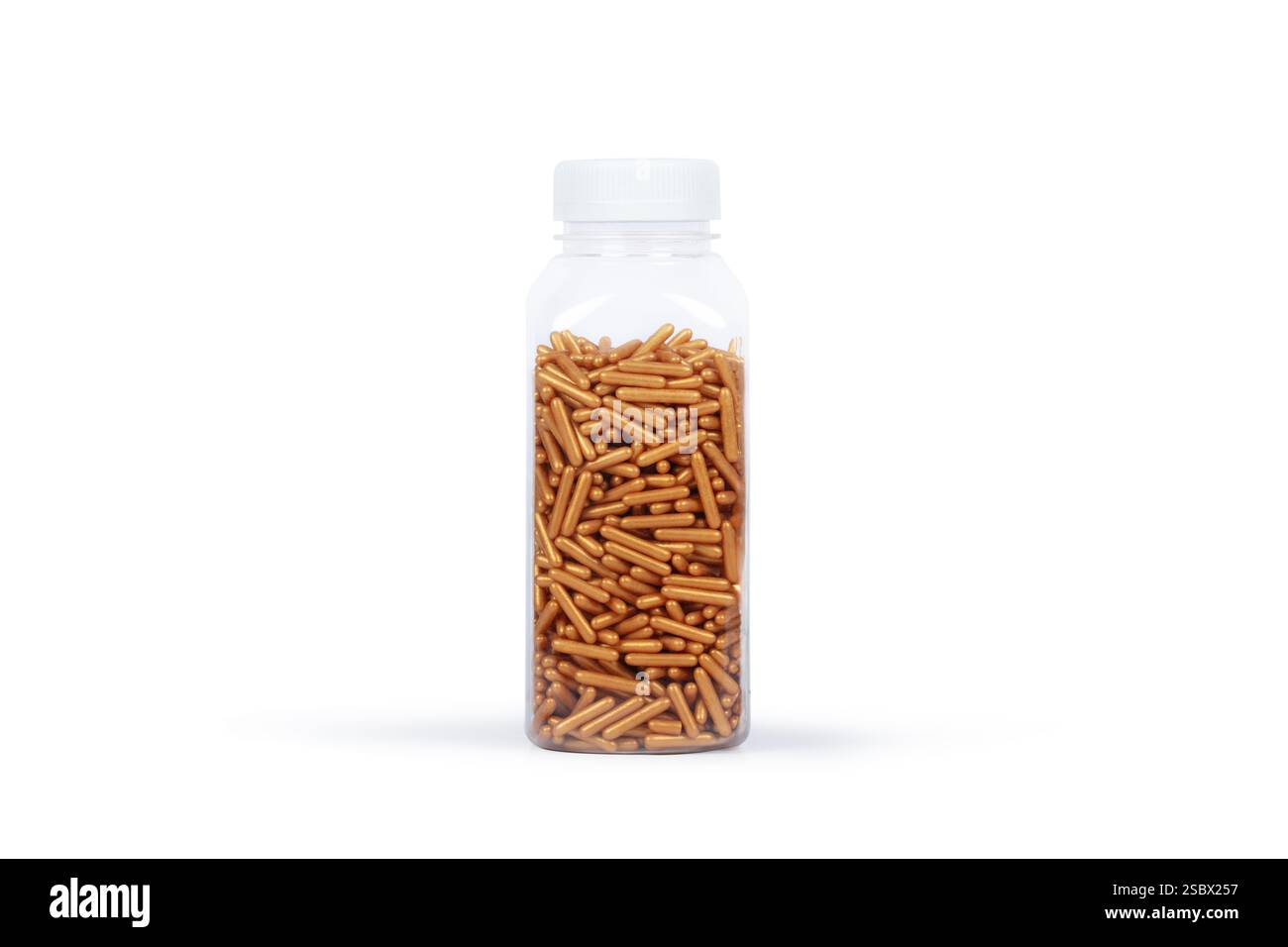 Contenitore in plastica trasparente riempito con perle di zucchero d'arancia: Fotografia minimalista STILL Life degli spruzzini decorativi per la cottura Foto Stock