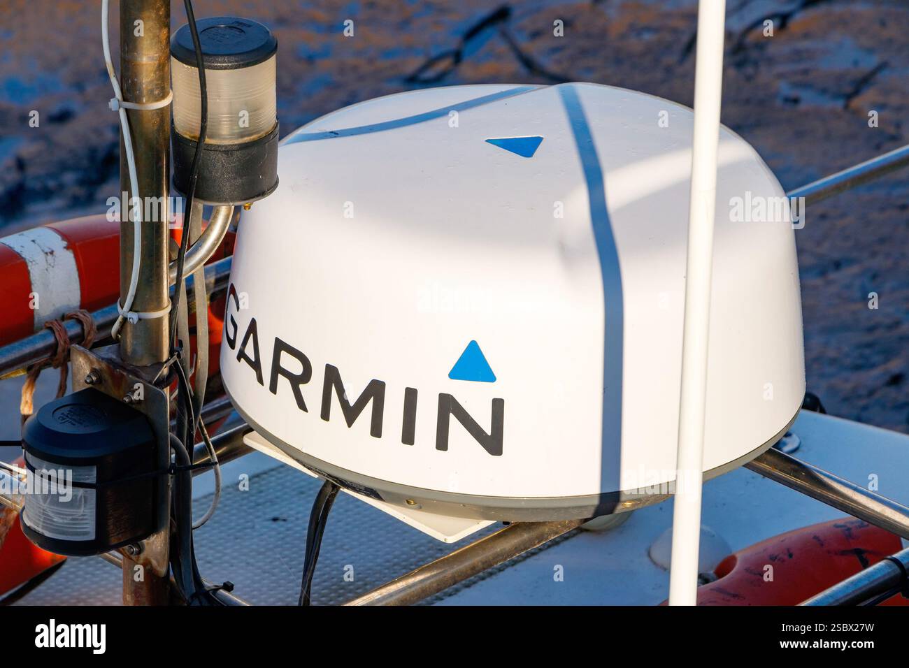 Primo piano di un GPS marino Garmin e di una cupola radar in cima a un'imbarcazione, che mostra la tecnologia di navigazione utilizzata nelle imbarcazioni marittime Foto Stock