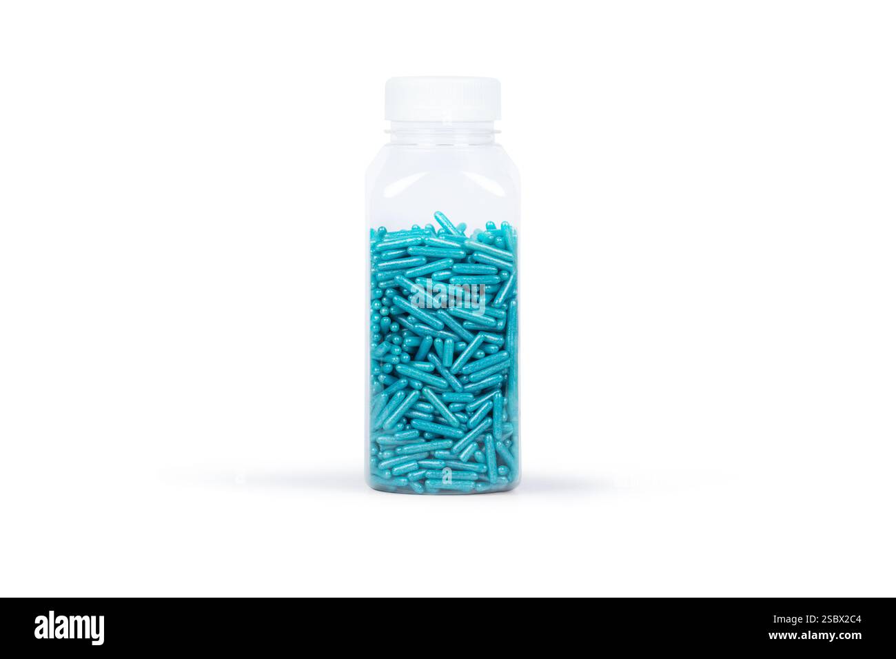 Contenitore in plastica trasparente riempito con perle di zucchero blu: Fotografia minimalista di Still Life di pennelli decorativi per cottura Foto Stock