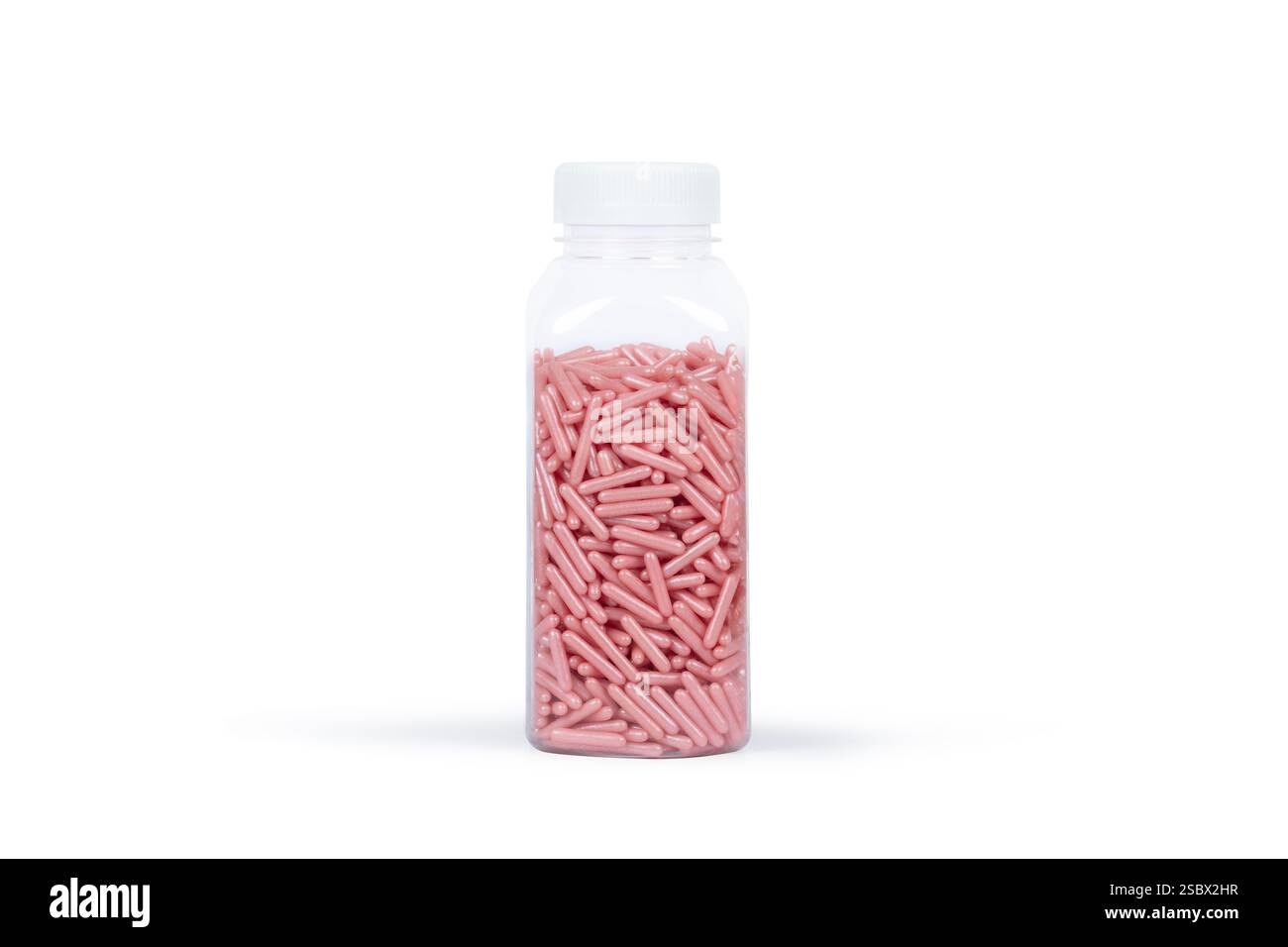 Contenitore in plastica trasparente riempito con perle di zucchero rosa: Fotografia minimalista di Still Life di pennelli decorativi per cottura Foto Stock