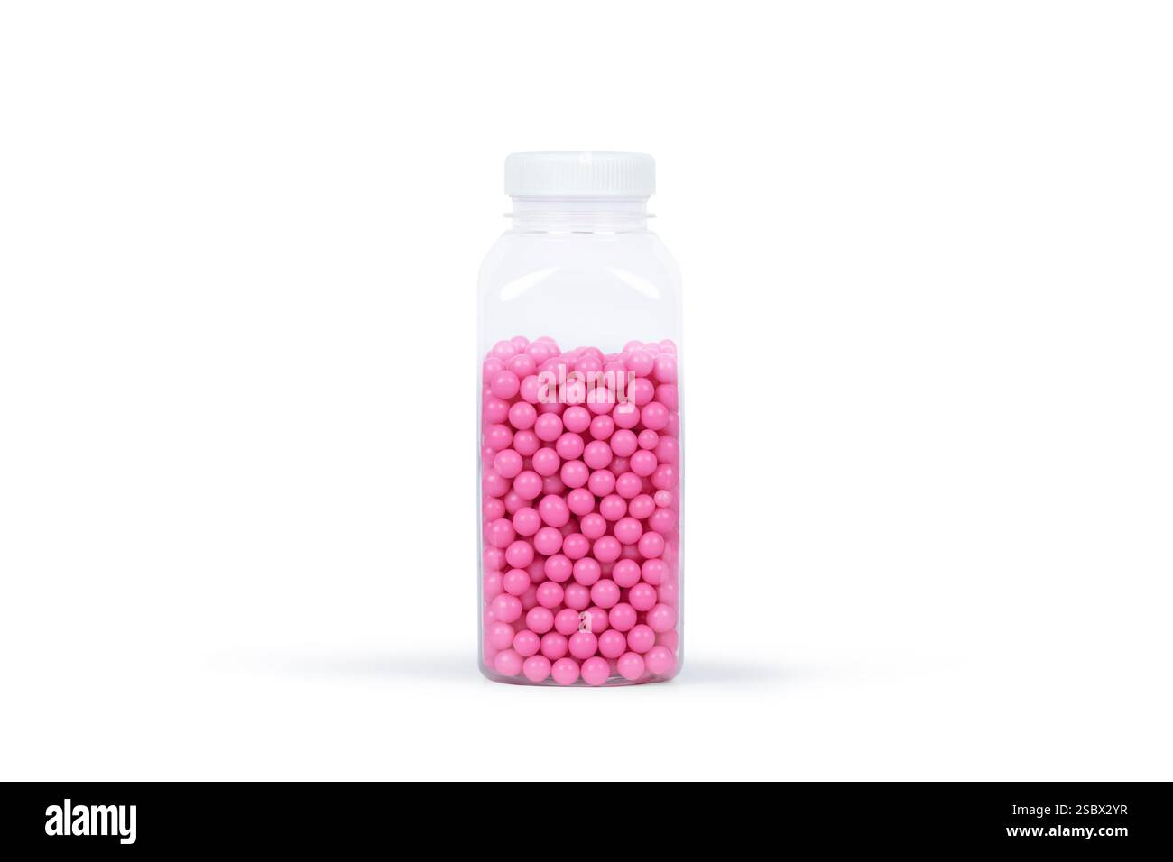 Contenitore in plastica trasparente riempito con perle di zucchero rosa: Fotografia minimalista di Still Life di pennelli decorativi per cottura Foto Stock