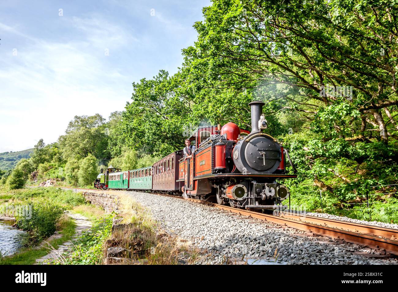 Ffestiniog Railway 'Double Fairlie' 0-4-4-0T No. 12 passo 'David Lloyd George' vicino all'Afon Glaslyn durante l'Hunslet 125 sulla Ffestiniog Railway Foto Stock