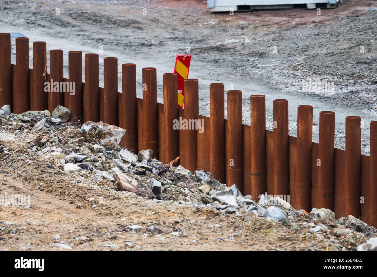 parete in lamiera d'acciaio arrugginita nel cantiere Foto Stock