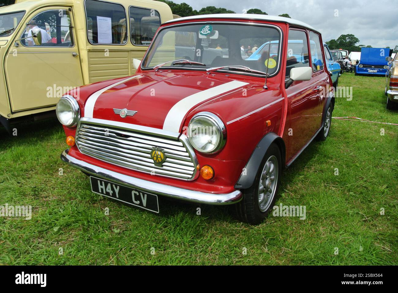 Una Mini Cooper Rover del 1991 parcheggiata in mostra al 49th Historic Vehicle Gathering, Powderham, Devon, Inghilterra, Regno Unito. Foto Stock