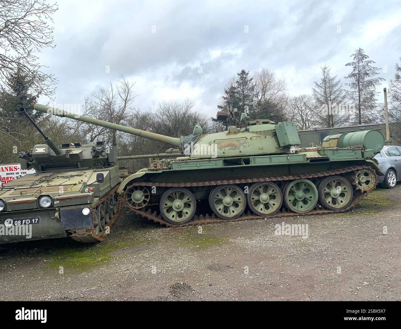 Carri armati Banbury Lane Northamptonshire guerra militare distruggere cannoni verdi dipinti guerre pista di battaglia fuori piastra corazzata di metallo - Immagine stock catturata con smartphone
