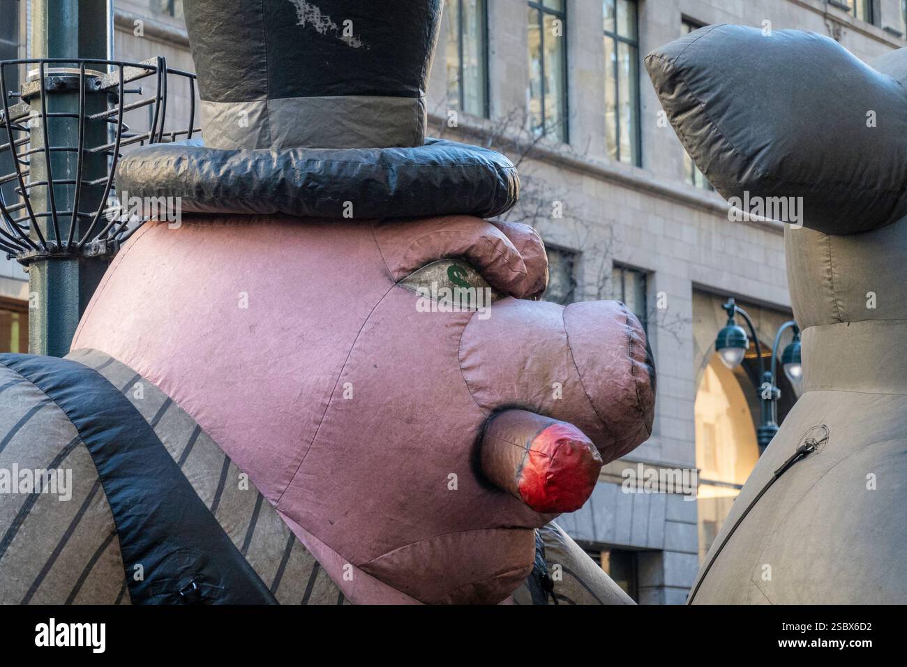 Greedy Pig, un gigantesco gonfiabile in un luogo di protesta sindacale in E. 34th St. Vicino all'Empire State Building, 2025, New York, USA Foto Stock