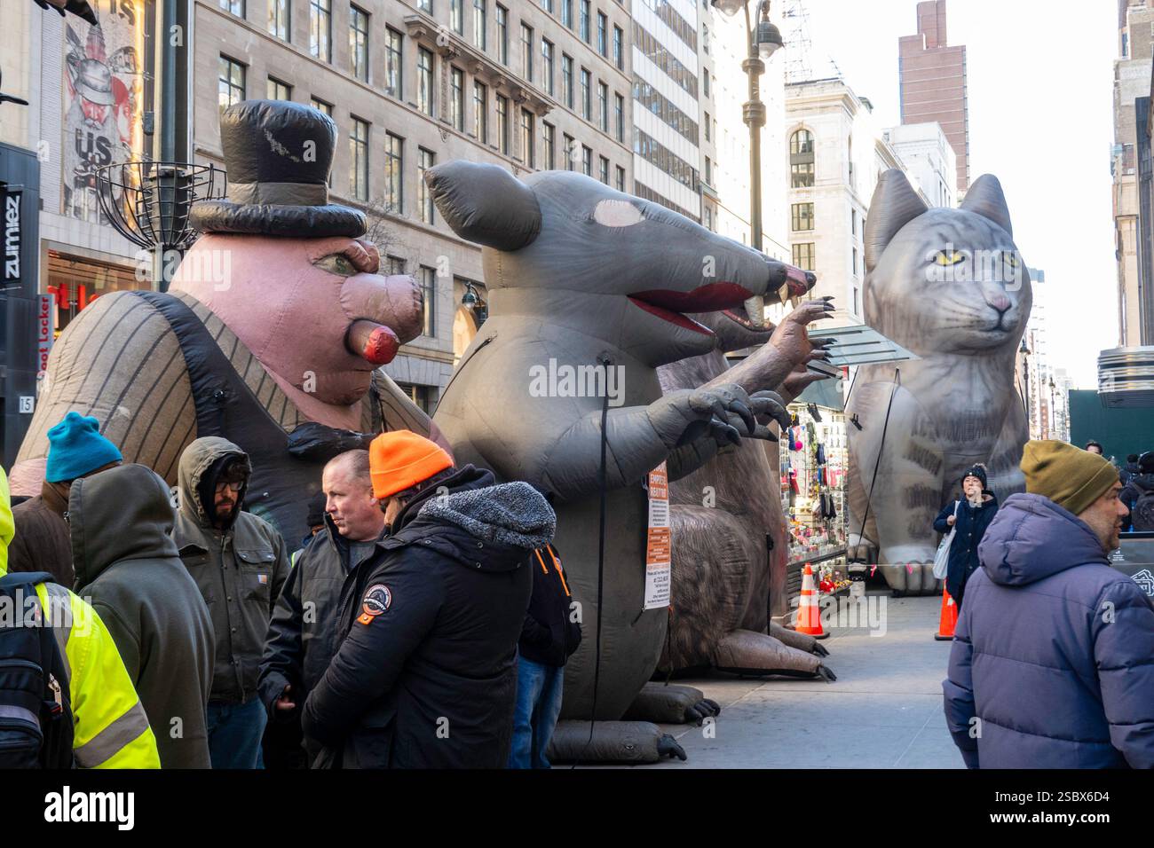 Gonfiabili giganti in un luogo di protesta dell'unione sulla E. 34th St. Vicino all'Empire State Building, 2025, New York, USA Foto Stock