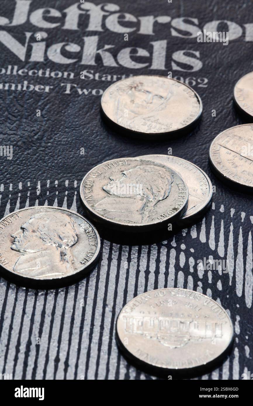 Natura morta di Jefferson Head Nickles su un libro da collezione triplo, 2025, Stati Uniti Foto Stock