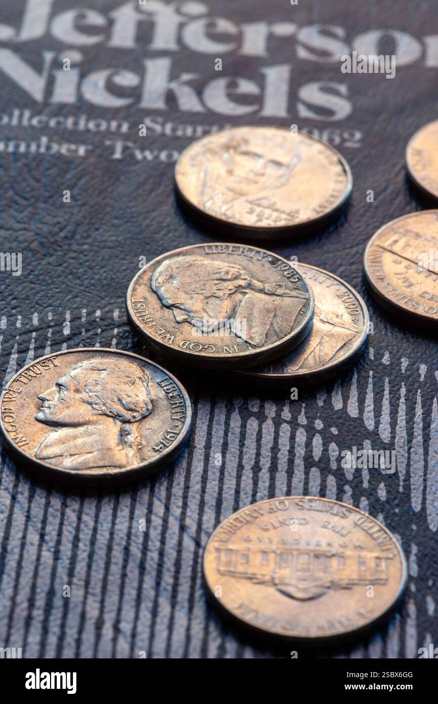 Natura morta di Jefferson Head Nickles su un libro da collezione triplo, 2025, Stati Uniti Foto Stock