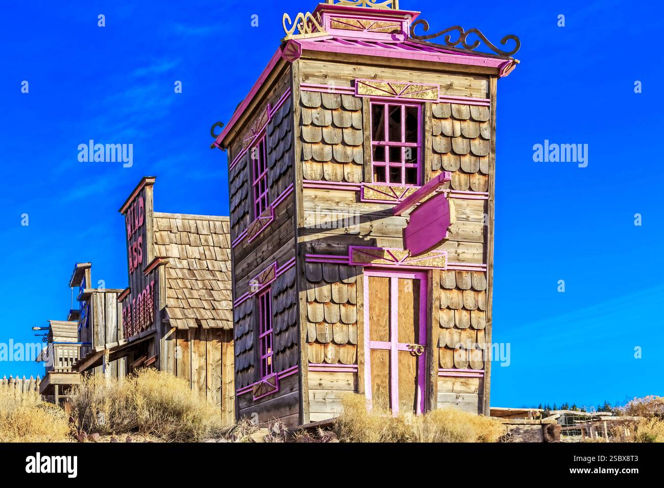 Piccola casa rosa con una porta bianca. La casa è su una collina Foto Stock