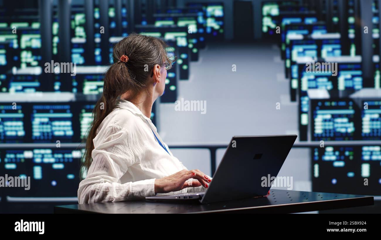 I riparatori esperti nel settore del cloud computing sono in grado di gestire operazioni di elaborazione complesse, eseguendo aggiornamenti regolari ai supercomputer, aumentando la potenza di elaborazione per evitare pericoli Foto Stock