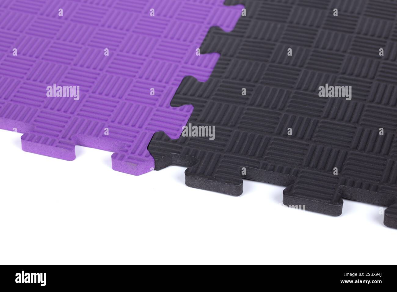 Tappetini in schiuma EVA viola e nera a incastro - piastrelle da pavimento resistenti per palestre, attività fisica e imbottiture di sicurezza Foto Stock