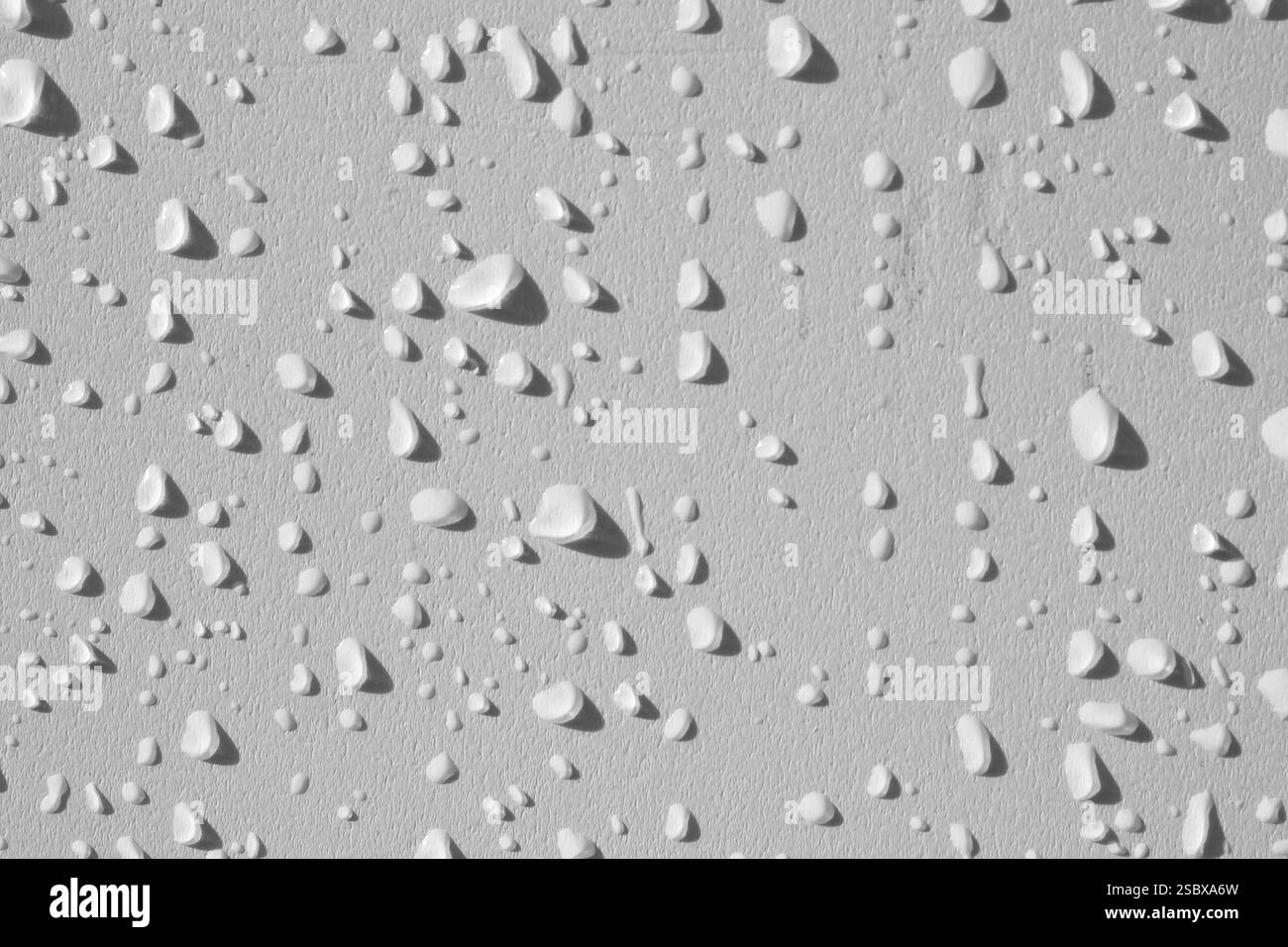 Parete bianca spolverata di gocce d'acqua Foto Stock