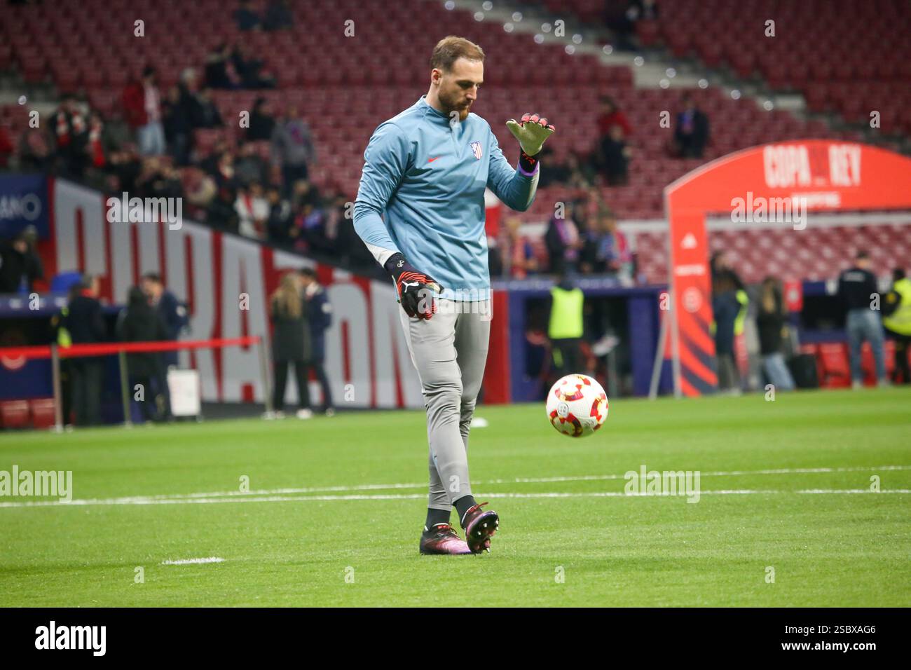 Madrid, Spagna, 4 febbraio 2025: Il portiere dell'Atlético de Madrid Jan Oblak (13) si scalda durante la finale della Copa de SM El Rey 1/4 tra il Club Atlético de Madrid e il Getafe CF il 4 febbraio 2025 al Riyadh Air Metropolitano di Madrid, Spagna. Crediti: Alberto Brevers / Alamy Live News. Foto Stock