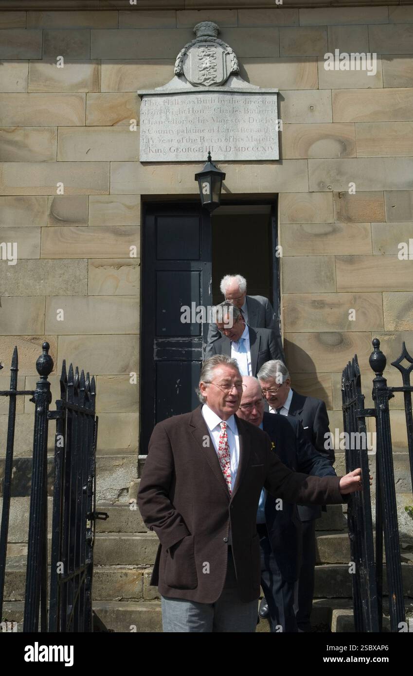 Moot Hall, Wirksworth, edificio storico del XVIII secolo di grado II. I membri del Grand Jury lasciano l'annuale Great Barmote Court. Derbyshire Inghilterra 15 aprile 2015 2010s UK HOMER SYKES Foto Stock