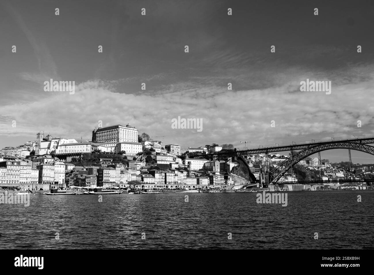 Vista panoramica in bianco e nero dello skyline di Porto scattata dal ponte Luis Dom sul fiume Douro a Porto, Portogallo Foto Stock