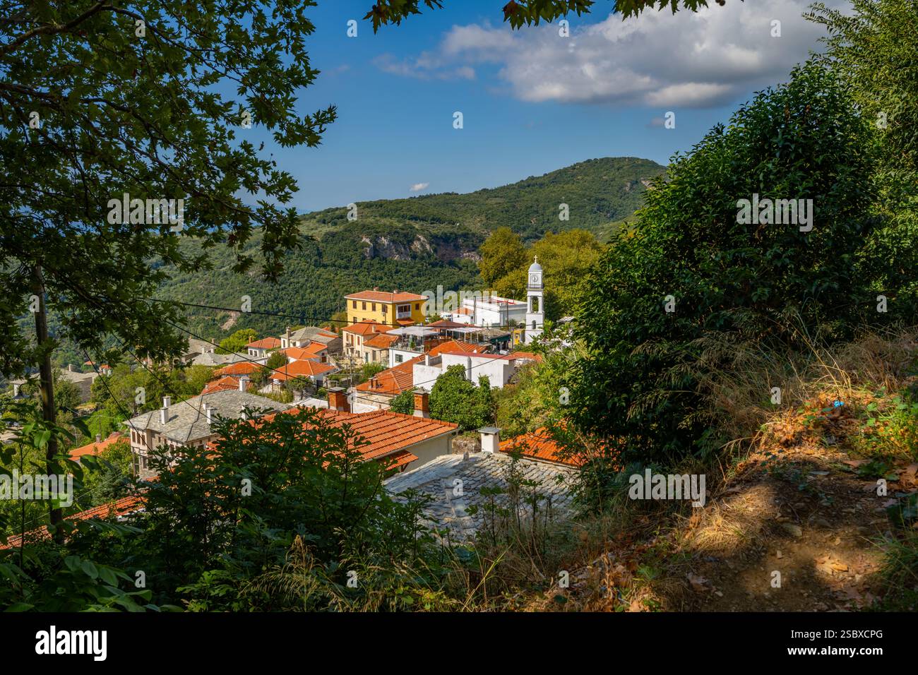 XLooking Down sulla cittadina collinare di Milies nel Pilio, Grecia Foto Stock