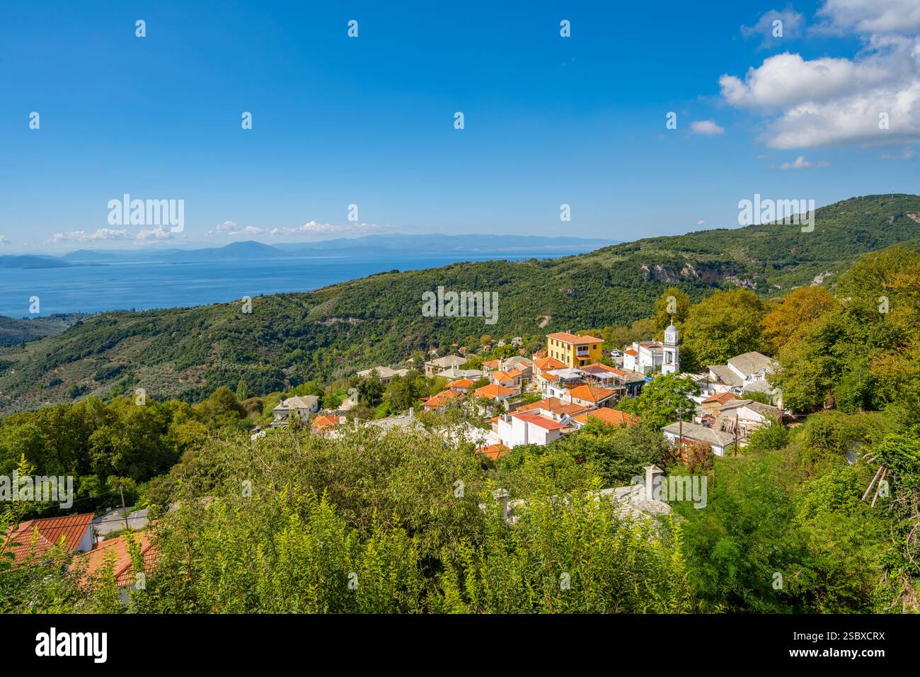Guardando in basso sulla cittadina collinare di Milies nel Pilio, in Grecia Foto Stock