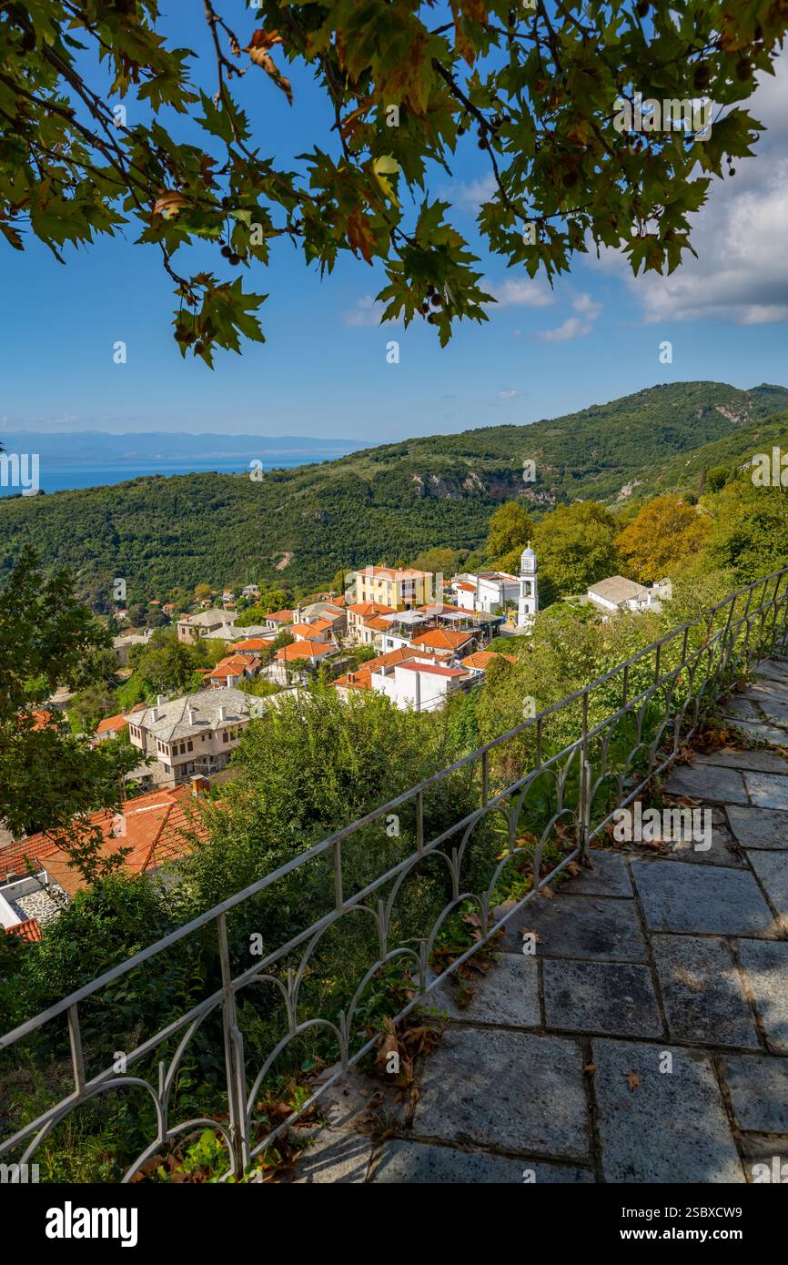 Guardando in basso sulla cittadina collinare di Milies nel Pilio, in Grecia Foto Stock