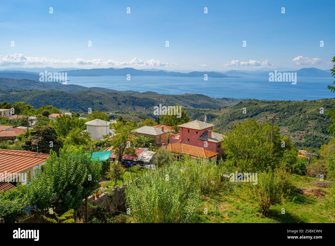 Guardando in basso sulla cittadina collinare di Milies nel Pilio, in Grecia Foto Stock