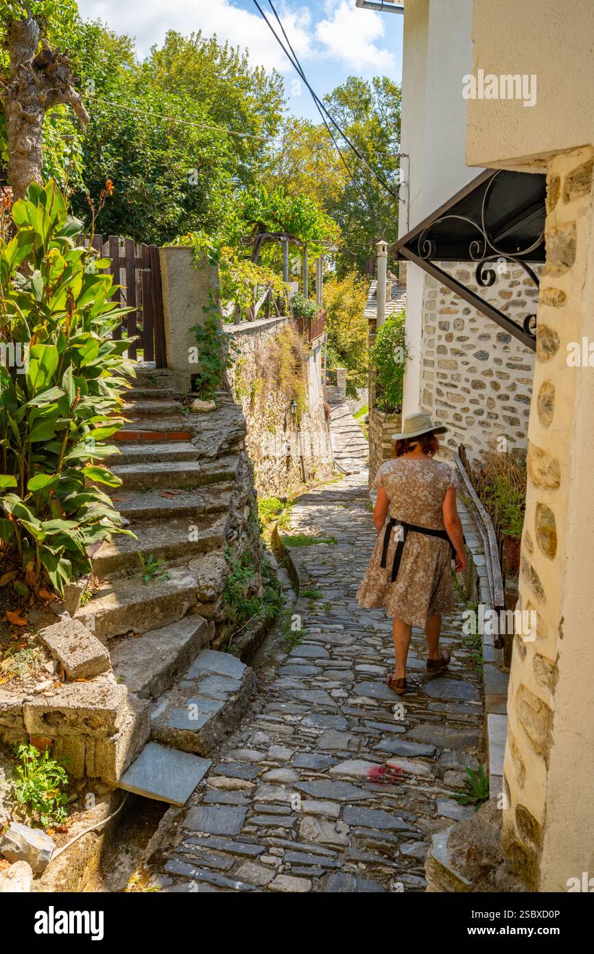 Camminando nelle viuzze acciottolate del villaggio di montagna di Vizitsa vicino a Milies nel Pilio Grecia Foto Stock