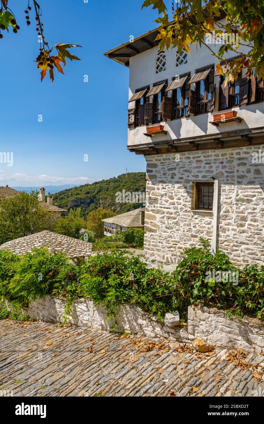 La tipica dimora storica nel villaggio montano di Vizitsa vicino a Milies nel Pilio Grecia Foto Stock