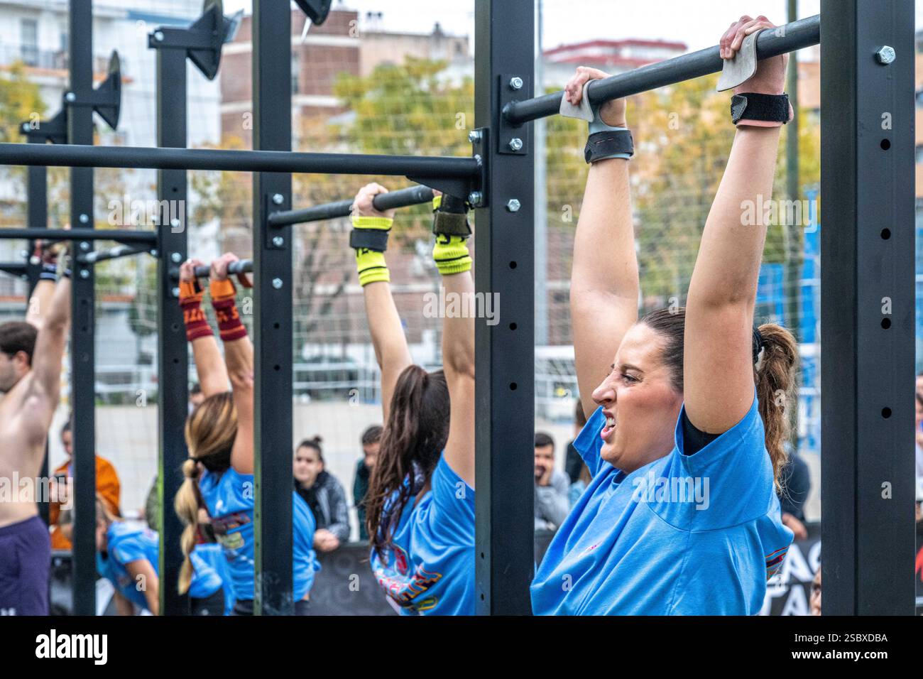 Siviglia, Spagna, 9 novembre 2024, gli atleti si impegnano in intense esercitazioni di pull-up durante una gara Crossfit tenutasi a Siviglia, Spagna, dimostrando forza Foto Stock