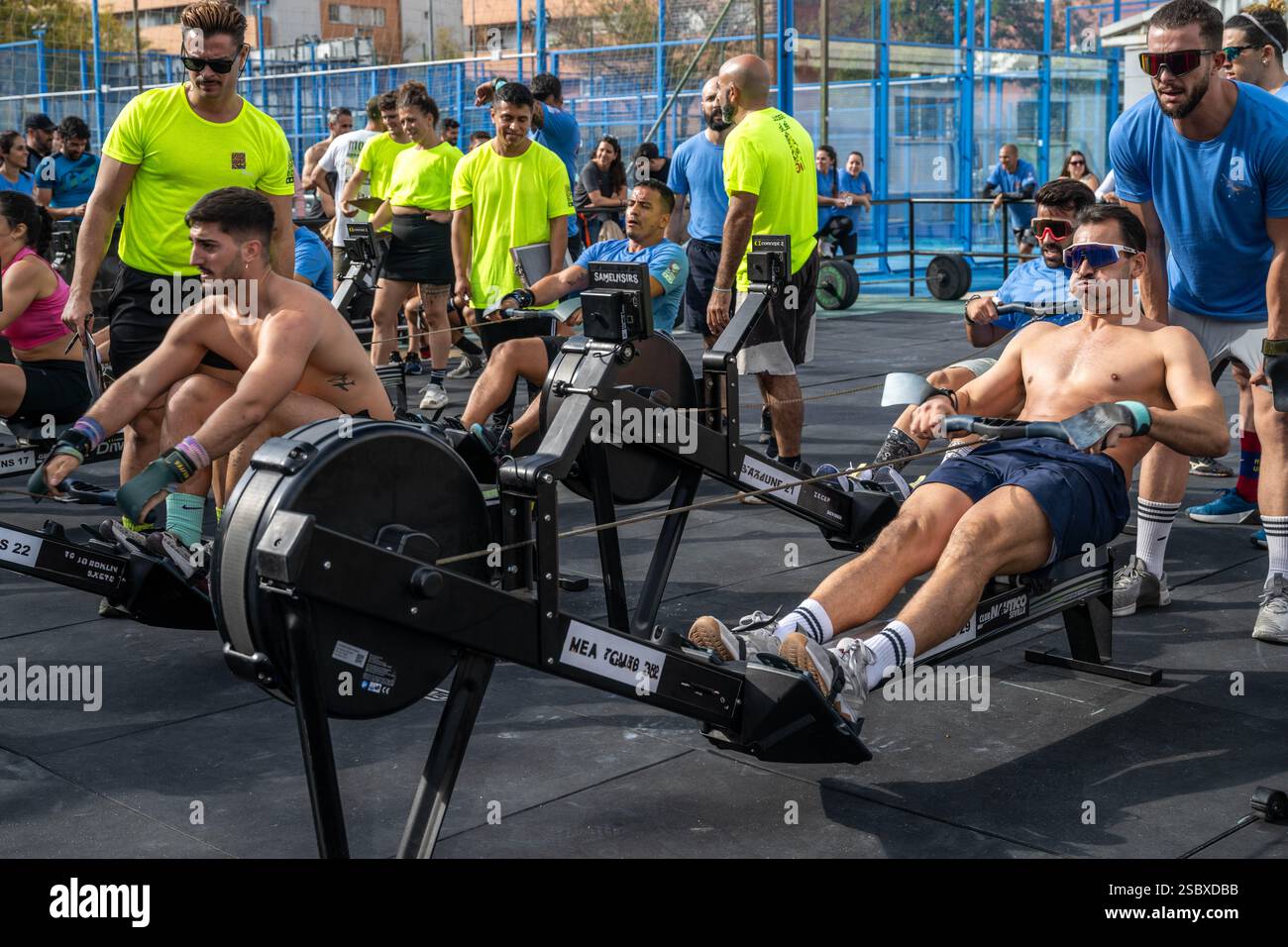 Siviglia, Spagna, 9 novembre 2024, gli atleti si impegnano in intense esercitazioni di pull-up durante una gara Crossfit tenutasi a Siviglia, Spagna, dimostrando forza Foto Stock