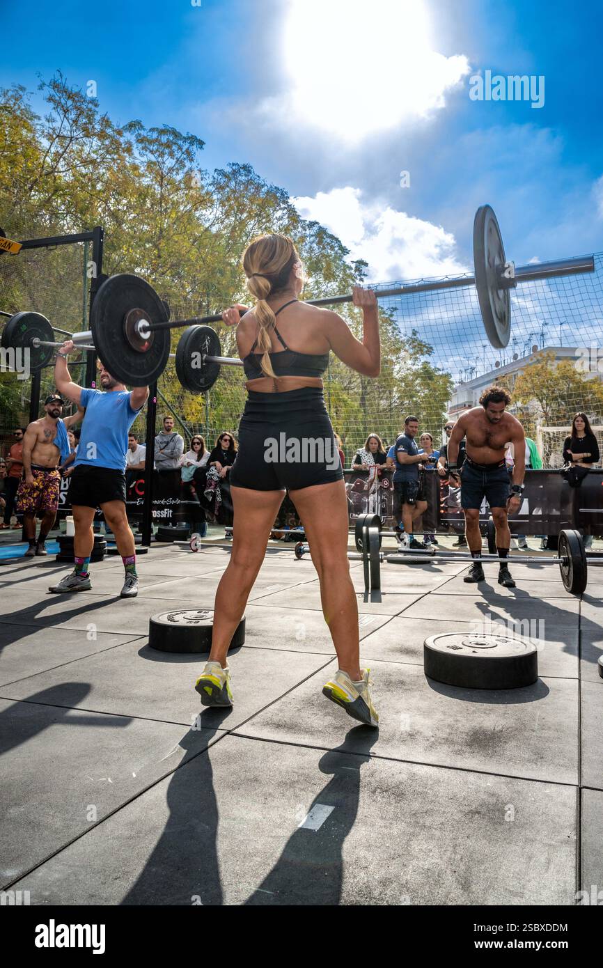 Siviglia, Spagna, 9 novembre 2024, gli atleti si impegnano in intense esercitazioni di pull-up durante una gara Crossfit tenutasi a Siviglia, Spagna, dimostrando forza Foto Stock