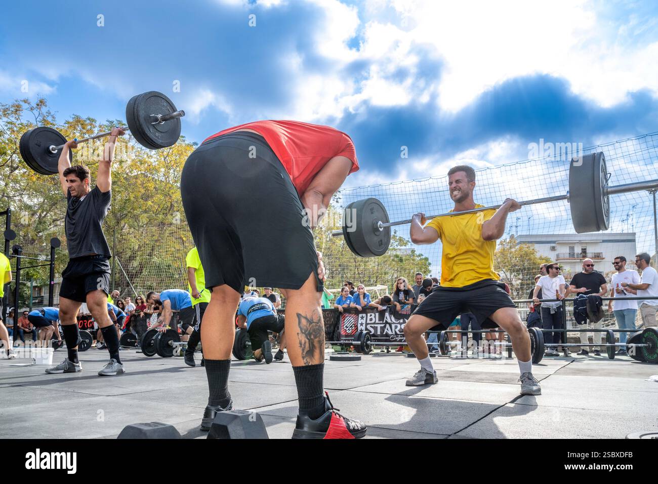 Siviglia, Spagna, 9 novembre 2024, gli atleti si impegnano in intense esercitazioni di pull-up durante una gara Crossfit tenutasi a Siviglia, Spagna, dimostrando forza Foto Stock