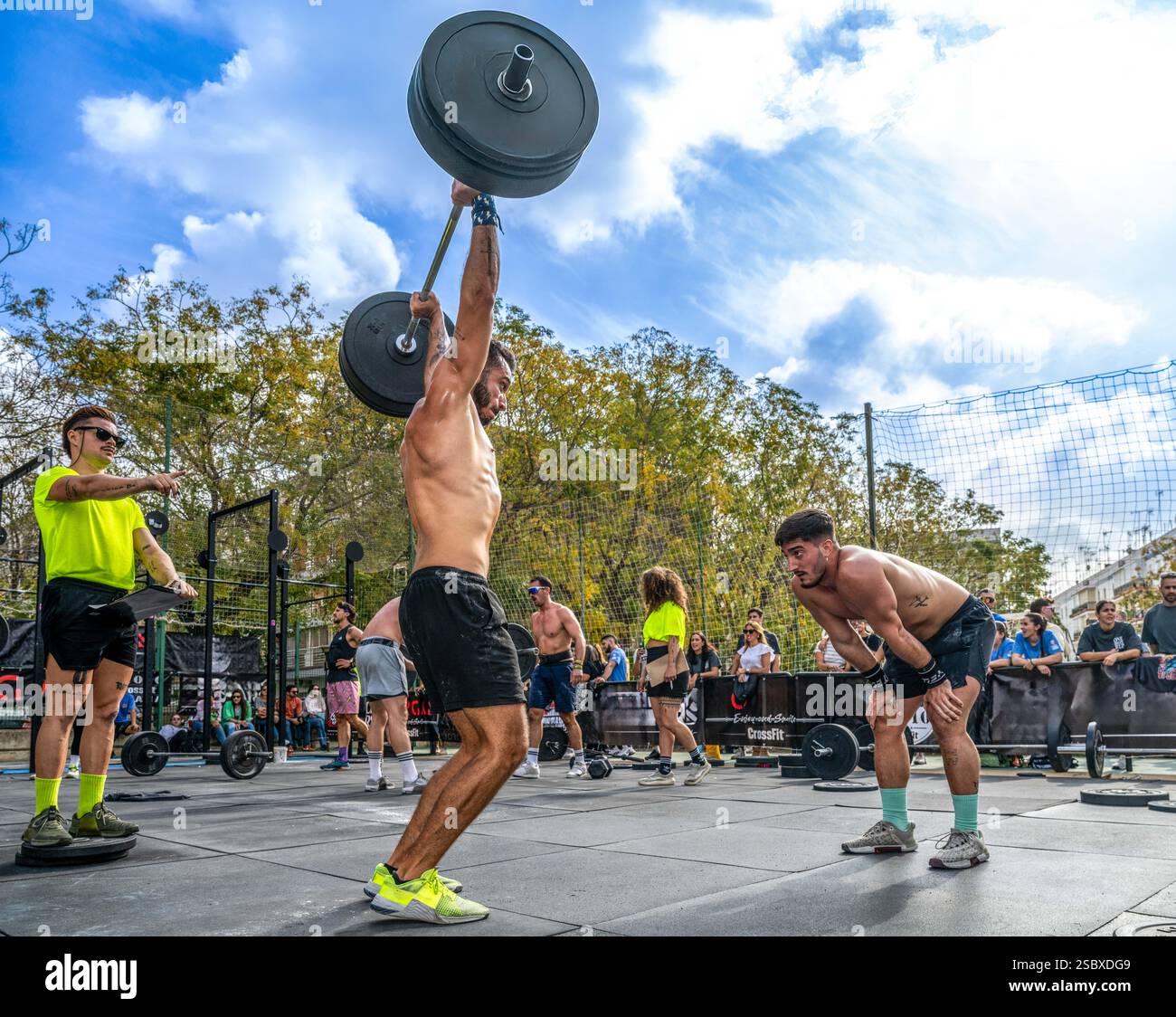 Siviglia, Spagna, 9 novembre 2024, gli atleti si impegnano in intense esercitazioni di pull-up durante una gara Crossfit tenutasi a Siviglia, Spagna, dimostrando forza Foto Stock