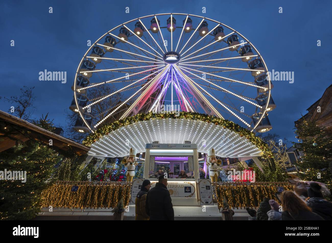 Ruota panoramica del villaggio invernale, mercatino di Natale al crepuscolo, Jakobsplatz, Norimberga, Franconia media, Baviera, Germania, Europa Foto Stock