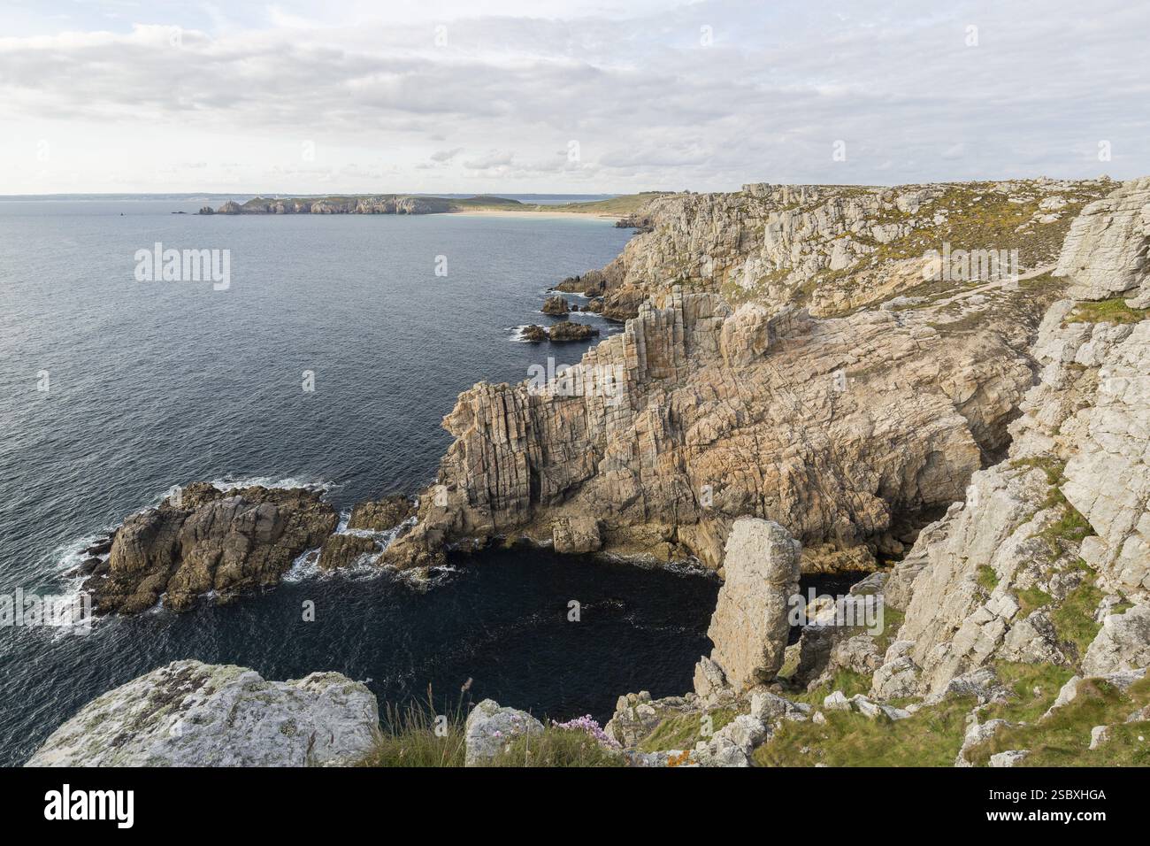 Costa rocciosa di Camaret-sur-Mer nel dipartimento del Finistere, nel nord-ovest della Francia, con un cielo parzialmente nuvoloso Foto Stock