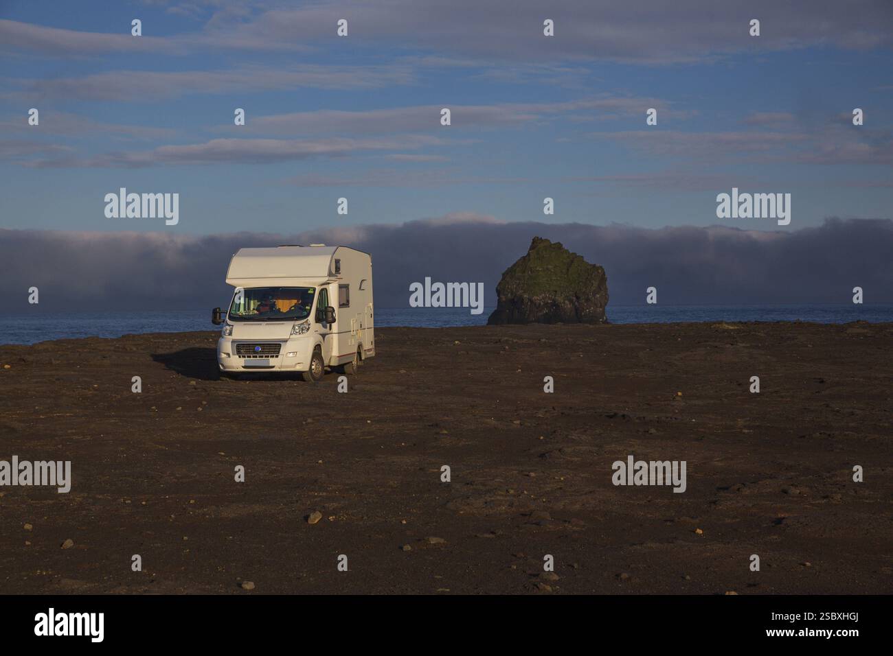 Parcheggio per camper sulla costa, a sud di Sandvik con onde che si infrangono. Natura ruvida Foto Stock