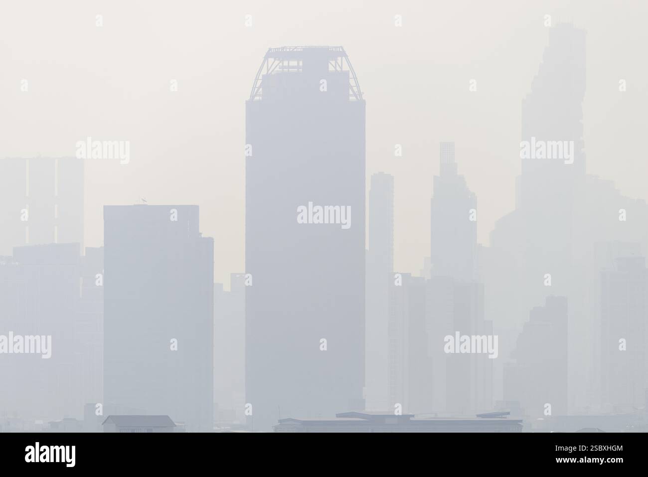 Vista dal Golden Mount attraverso fumo, scarsa visibilità, alta umidità dello skyline di Bangkok, Thailandia, Asia Foto Stock