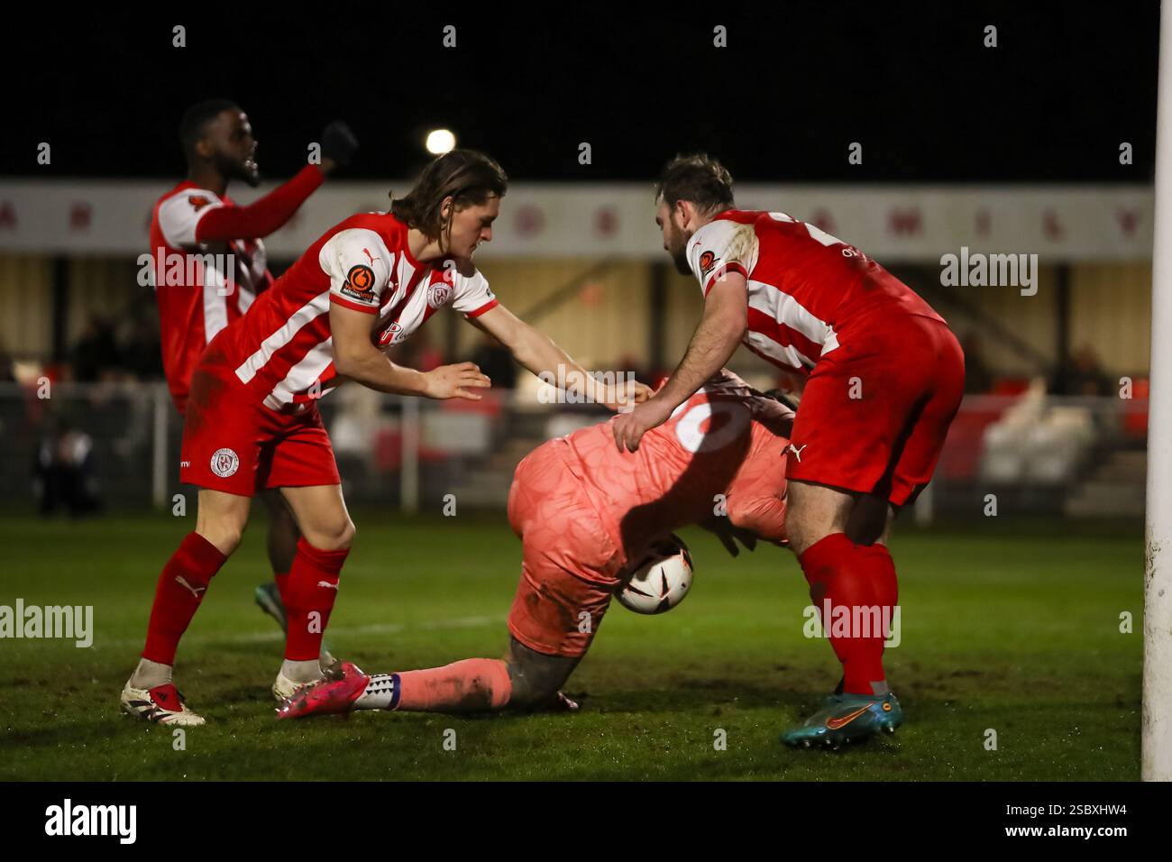 Alfie Bates e Connor Hall of Brackley Town cercano di recuperare la palla durante la partita della Vanarama National League North, Brackley Town contro Needham Market Foto Stock