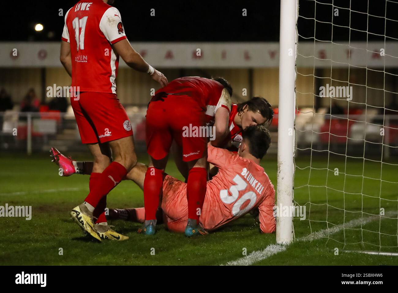 Alfie Bates e Connor Hall of Brackley Town cercano di recuperare la palla durante la partita della Vanarama National League North, Brackley Town contro Needham Market Foto Stock